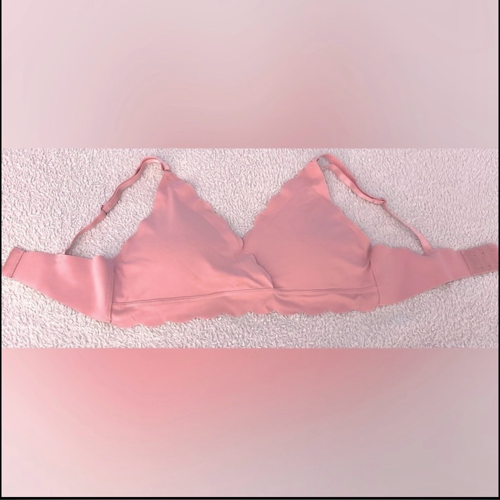 NWOT~Danskin Intimates Super Soft Pink Scalloped Barely There Smoothing Bra - Picture 6 of 8